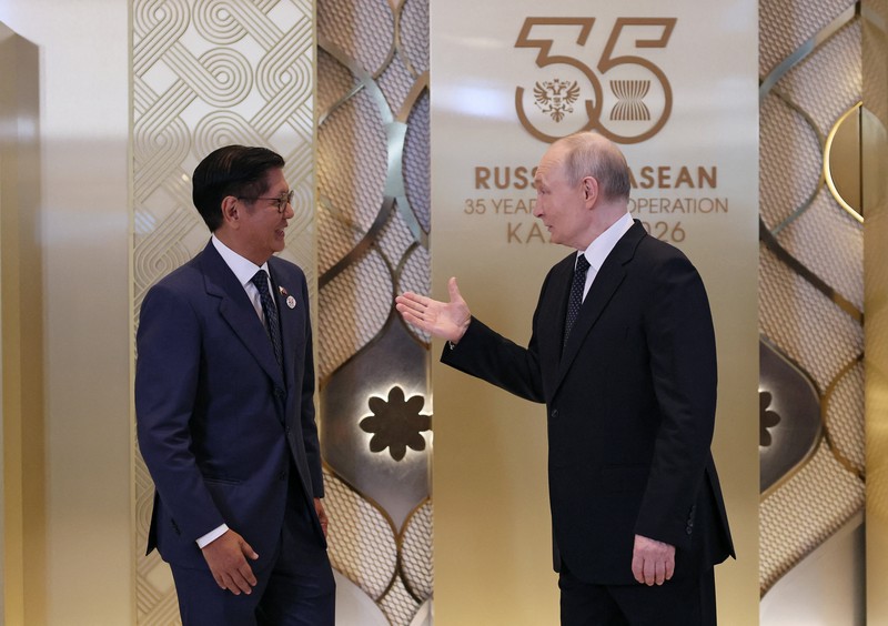 Russian President Vladimir Putin shakes hands with Indonesian Foreign Minister Sugiono during an official welcoming ceremony for the heads of delegations participating in the Russia-ASEAN Summit in Kazan, Russia June 17, 2026. REUTERS/Anastasia Barashkova
