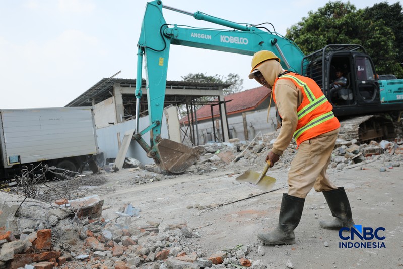 Sejumlah warga yang terdampak proyek pelebaran Jalan Enggram dan Jalan Pemuda di kawasan Sawangan, Kota Depok, mulai membongkar bangunan dengan alat berat, Kamis (18/6/2026). (CNBC Indonesia/Tri Susilo)