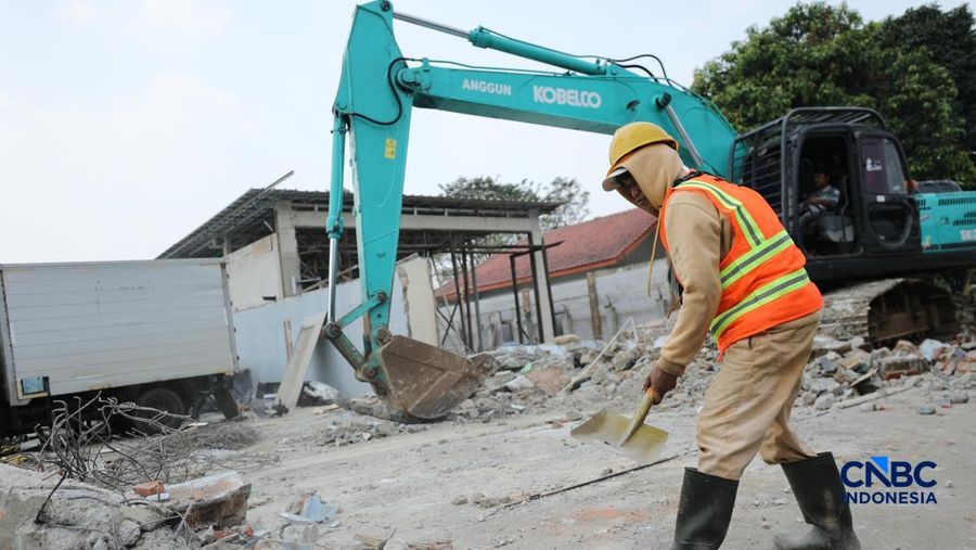 Sejumlah warga yang terdampak proyek pelebaran Jalan Enggram dan Jalan Pemuda di kawasan Sawangan, Kota Depok, mulai membongkar bangunan dengan alat berat, Kamis (18/6/2026).