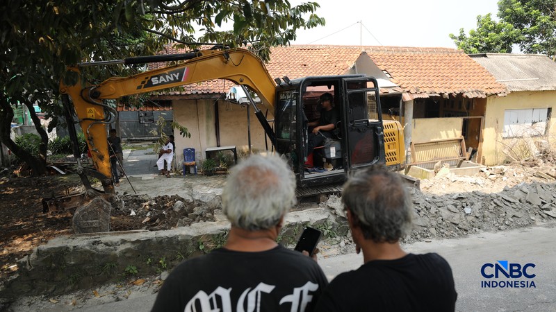 Sejumlah warga yang terdampak proyek pelebaran Jalan Enggram dan Jalan Pemuda di kawasan Sawangan, Kota Depok, mulai membongkar bangunan dengan alat berat, Kamis (18/6/2026). (CNBC Indonesia/Tri Susilo)