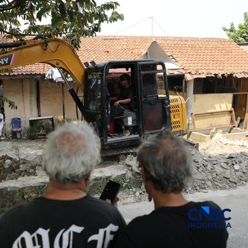 Sejumlah warga yang terdampak proyek pelebaran Jalan Enggram dan Jalan Pemuda di kawasan Sawangan, Kota Depok, mulai membongkar bangunan dengan alat berat, Kamis (18/6/2026). (CNBC Indonesia/Tri Susilo)