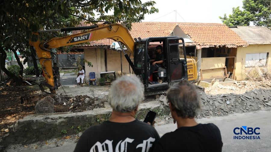 Sejumlah warga yang terdampak proyek pelebaran Jalan Enggram dan Jalan Pemuda di kawasan Sawangan, Kota Depok, mulai membongkar bangunan dengan alat berat, Kamis (18/6/2026). (CNBC Indonesia/Tri Susilo)