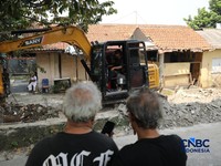 Sejumlah warga yang terdampak proyek pelebaran Jalan Enggram dan Jalan Pemuda di kawasan Sawangan, Kota Depok, mulai membongkar bangunan dengan alat berat, Kamis (18/6/2026). (CNBC Indonesia/Tri Susilo)