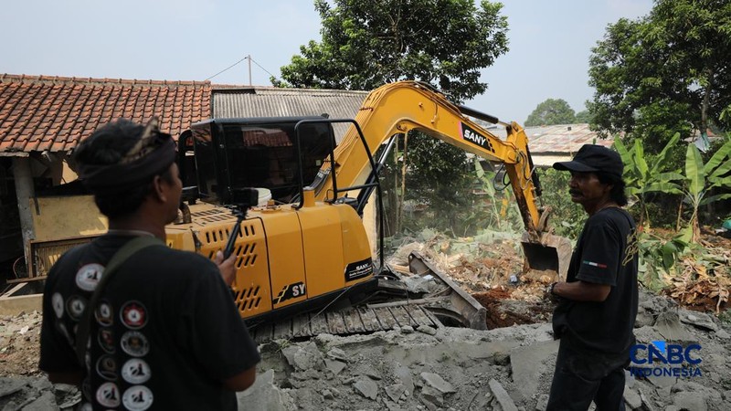 Sejumlah warga yang terdampak proyek pelebaran Jalan Enggram dan Jalan Pemuda di kawasan Sawangan, Kota Depok, mulai membongkar bangunan dengan alat berat, Kamis (18/6/2026).