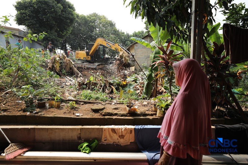 Sejumlah warga yang terdampak proyek pelebaran Jalan Enggram dan Jalan Pemuda di kawasan Sawangan, Kota Depok, mulai membongkar bangunan dengan alat berat, Kamis (18/6/2026). (CNBC Indonesia/Tri Susilo)