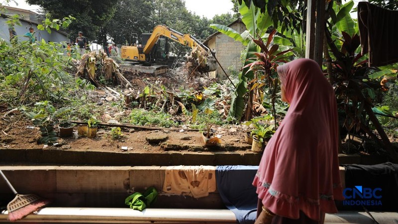 Sejumlah warga yang terdampak proyek pelebaran Jalan Enggram dan Jalan Pemuda di kawasan Sawangan, Kota Depok, mulai membongkar bangunan dengan alat berat, Kamis (18/6/2026). (CNBC Indonesia/Tri Susilo)