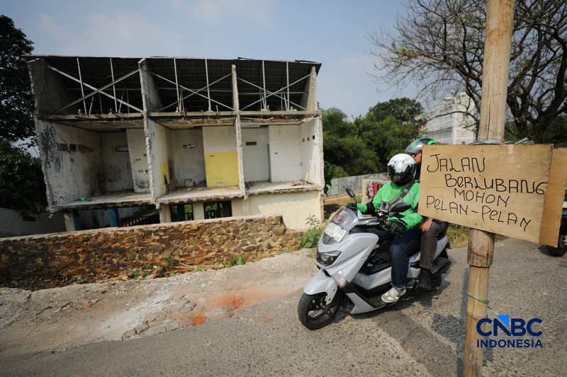 Sejumlah warga yang terdampak proyek pelebaran Jalan Enggram dan Jalan Pemuda di kawasan Sawangan, Kota Depok, mulai membongkar bangunan dengan alat berat, Kamis (18/6/2026). (CNBC Indonesia/Tri Susilo)
