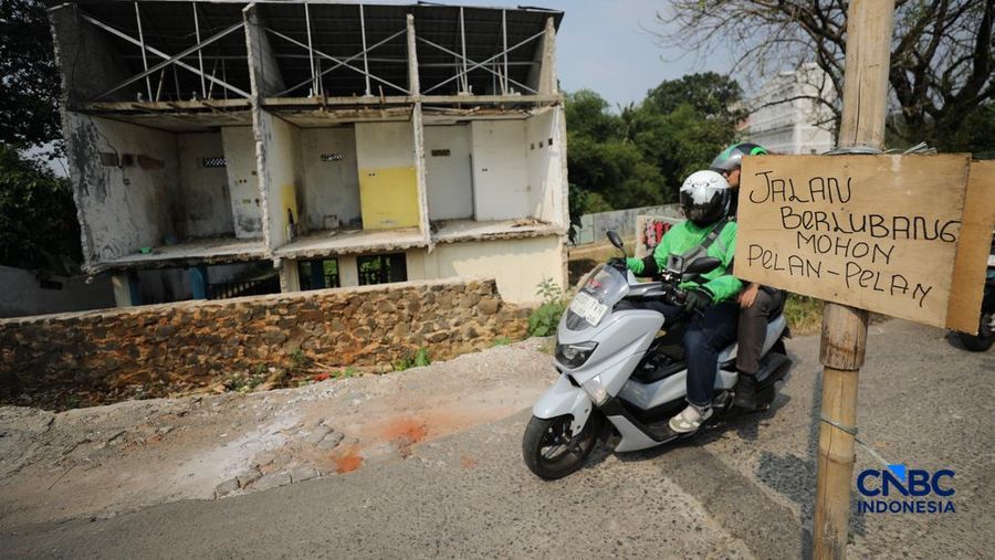 Sejumlah warga yang terdampak proyek pelebaran Jalan Enggram dan Jalan Pemuda di kawasan Sawangan, Kota Depok, mulai membongkar bangunan dengan alat berat, Kamis (18/6/2026).