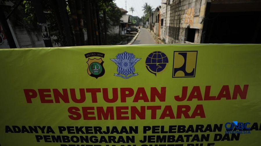 Sejumlah warga yang terdampak proyek pelebaran Jalan Enggram dan Jalan Pemuda di kawasan Sawangan, Kota Depok, mulai membongkar bangunan dengan alat berat, Kamis (18/6/2026).