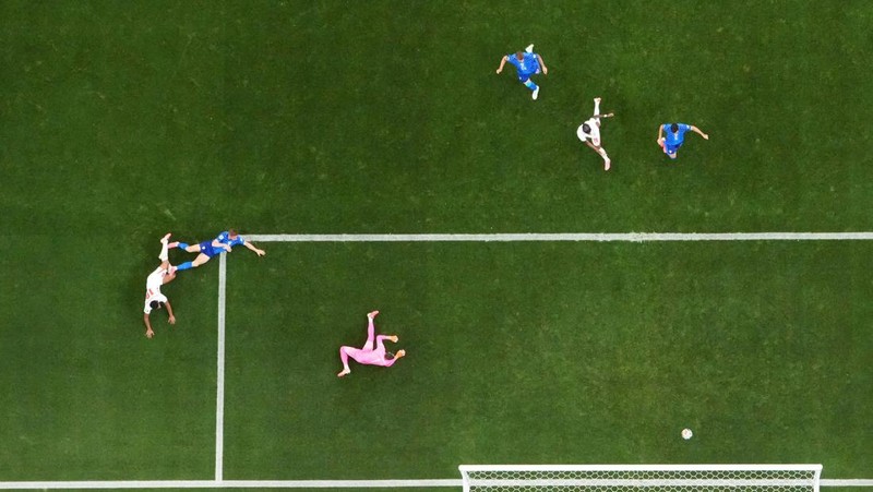 Soccer Football - FIFA World Cup 2026 - Group L - England v Croatia - Dallas Stadium, Arlington, Texas, U.S. - June 17, 2026 England's Jude Bellingham scores their third goal pas Croatia's Dominik Livakovic REUTERS/Kai Pfaffenbach     TPX IMAGES OF T