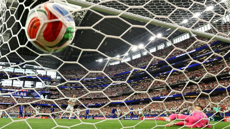 Soccer Football - FIFA World Cup 2026 - Group L - England v Croatia - Dallas Stadium, Arlington, Texas, U.S. - June 17, 2026 England's Harry Kane scores their first goal from the penalty spot past Croatia's Dominik Livakovic REUTERS/Hannah Mckay