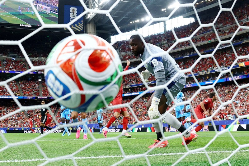 Soccer Football - FIFA World Cup 2026 - Group K - Portugal v DR Congo - Houston Stadium, Houston, Texas, U.S. - June 17, 2026 DR Congo's Edo Kayembe in action with Portugal's Nuno Mendes REUTERS/Pedro Nunes