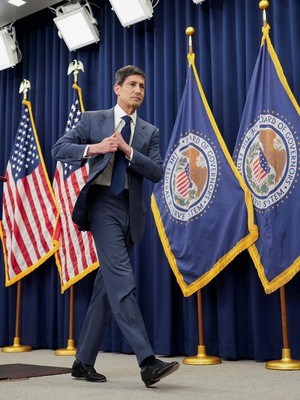 New U.S. Federal Reserve Chairman Kevin Warsh departs at the end of a press conference following a two-day meeting of the Federal Open Market Committee (FOMC), at the U.S. Federal Reserve in Washington, D.C., U.S. June 17, 2026. REUTERS/Eric Lee