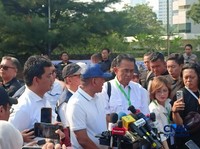 Wakil Menteri Sekretaris Negara Bambang Eko Suhariyanto dan kuasa hukum Pusat Pengelolaan Kompleks Gelora Bung Karno (PPKGBK), Chandra M. Hamzah, di Hotel Sultan, Kamis (18/6/2026). (CNBC Indonesia/Ferry Sandi)