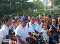 Wakil Menteri Sekretaris Negara Bambang Eko Suhariyanto dan kuasa hukum Pusat Pengelolaan Kompleks Gelora Bung Karno (PPKGBK), Chandra M. Hamzah, di Hotel Sultan, Kamis (18/6/2026). (CNBC Indonesia/Ferry Sandi)