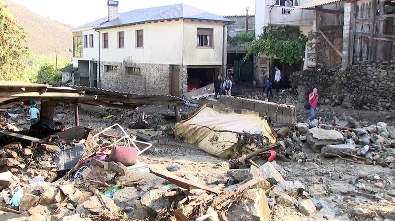 Wilayah utara Spanyol dilanda cuaca ekstrem pada Kamis (18/6/2026), ketika badai hebat dan banjir menerjang sejumlah desa di kawasan Galicia, wilayah barat laut negara tersebut. (Tangkapan Layar Video Reuters/FORTA)