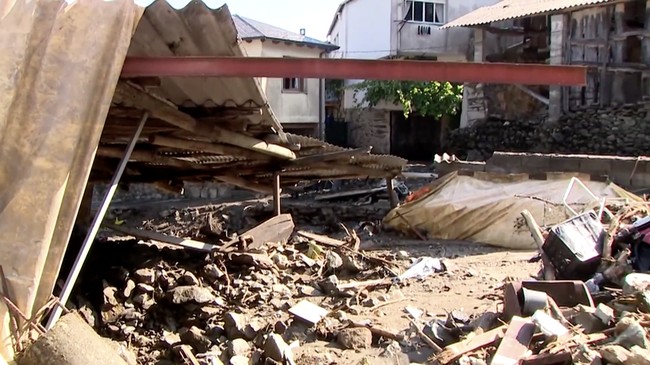 Badai Dahsyat Picu Longsor dan Banjir, Permukiman Jadi Lautan Lumpur