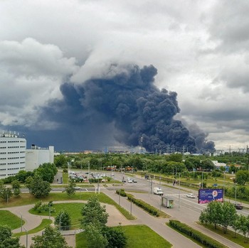 Asap mengepul setelah serangan pesawat tak berawak Ukraina dalam konflik Rusia-Ukraina di Moskow, Rusia, Kamis (18/6/2026). (SOCIAL MEDIA via REUTERS/SOCIAL MEDIA)
