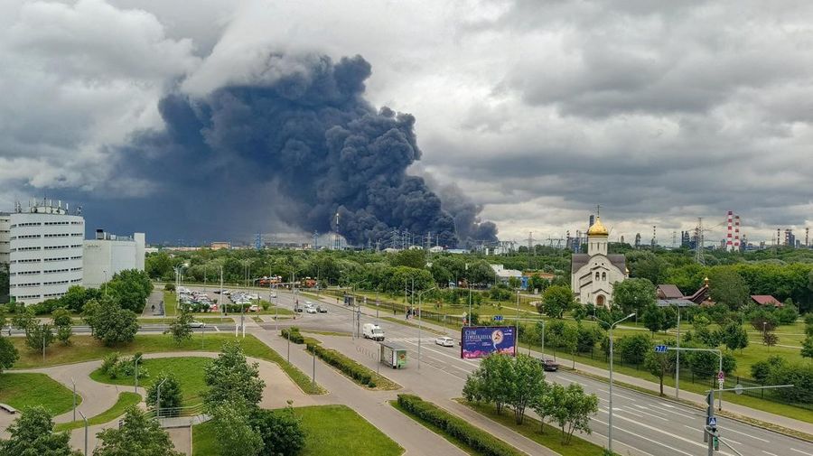 Asap mengepul setelah serangan pesawat tak berawak Ukraina dalam bentrok Rusia-Ukraina di Moskow, Rusia, Kamis (18/6/2026). (SOCIAL MEDIA via REUTERS/SOCIAL MEDIA)