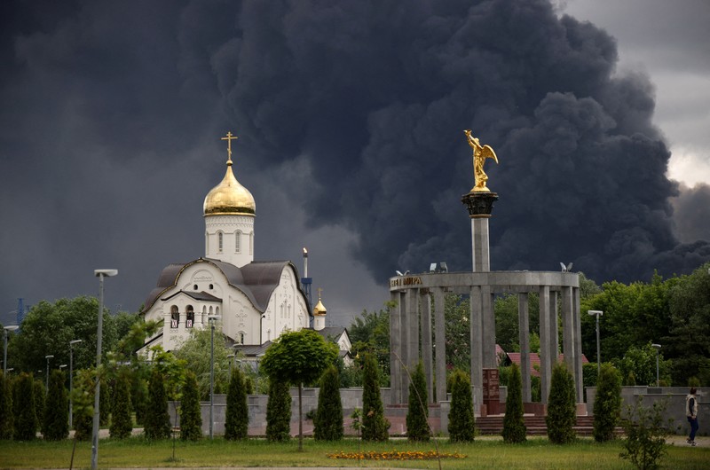 Asap mengepul setelah serangan pesawat tak berawak Ukraina dalam konflik Rusia-Ukraina di Moskow, Rusia, Kamis (18/6/2026). (SOCIAL MEDIA via REUTERS/SOCIAL MEDIA)