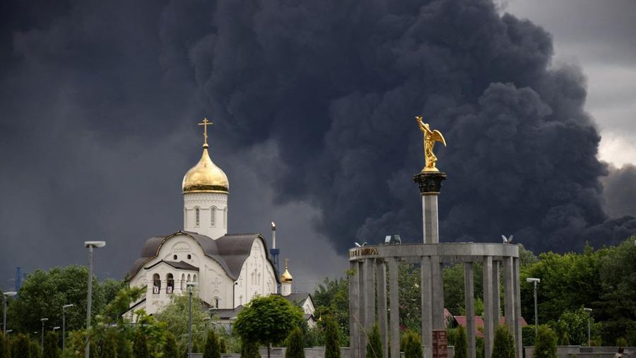 Asap mengepul setelah serangan pesawat tak berawak Ukraina dalam bentrok Rusia-Ukraina di Moskow, Rusia, Kamis (18/6/2026). (SOCIAL MEDIA via REUTERS/SOCIAL MEDIA)
