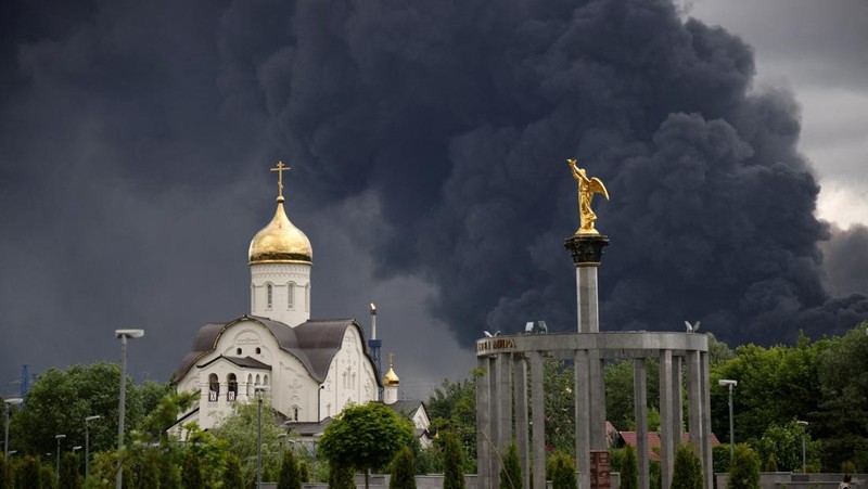 Asap mengepul setelah serangan pesawat tak berawak Ukraina dalam konflik Rusia-Ukraina di Moskow, Rusia, Kamis (18/6/2026). (SOCIAL MEDIA via REUTERS/SOCIAL MEDIA)