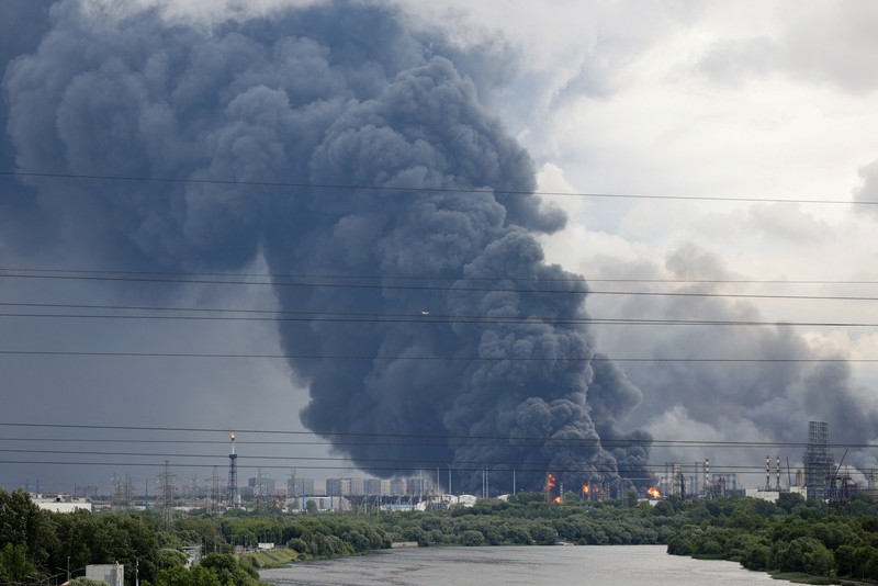 Asap mengepul setelah serangan pesawat tak berawak Ukraina dalam konflik Rusia-Ukraina di Moskow, Rusia, Kamis (18/6/2026). (SOCIAL MEDIA via REUTERS/SOCIAL MEDIA)