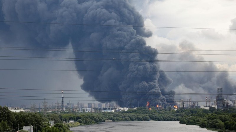 Asap mengepul setelah serangan pesawat tak berawak Ukraina dalam konflik Rusia-Ukraina di Moskow, Rusia, Kamis (18/6/2026). (SOCIAL MEDIA via REUTERS/SOCIAL MEDIA)