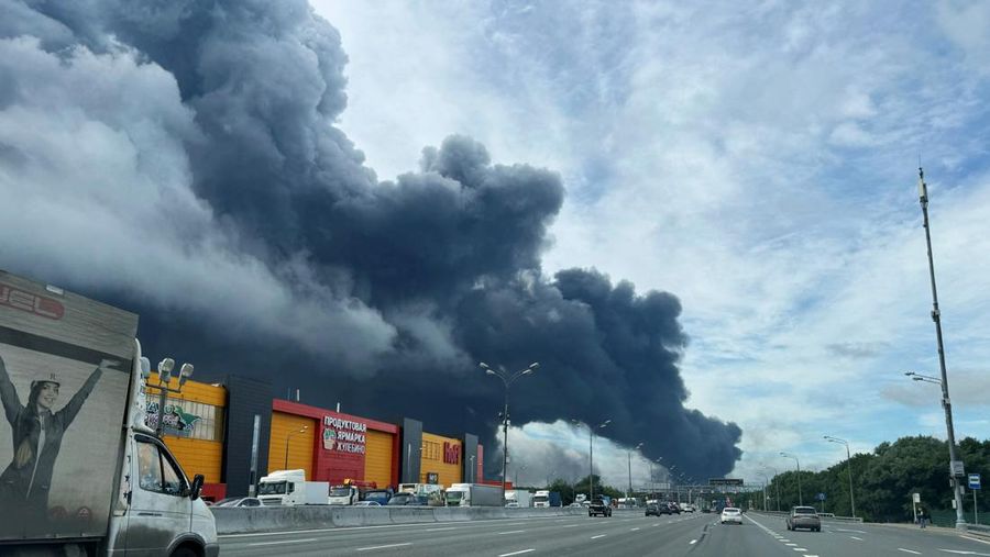 Asap mengepul setelah serangan pesawat tak berawak Ukraina dalam bentrok Rusia-Ukraina di Moskow, Rusia, Kamis (18/6/2026). (SOCIAL MEDIA via REUTERS/SOCIAL MEDIA)