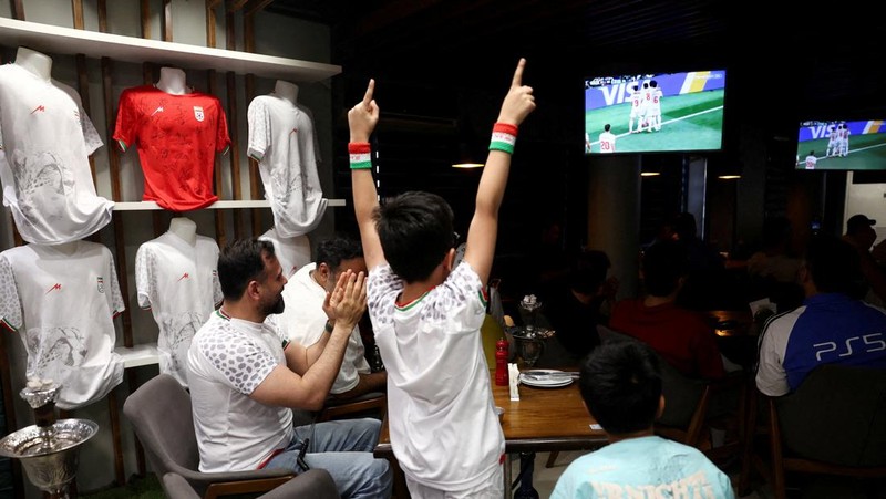 Fans di Teheran menonton pertandingan Iran vs Selandia Baru - Teheran, Iran, Selasa (16/6/2026). (via REUTERS/Majid Asgaripour)