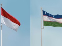 Foto Kombinasi Bendera Indonesia - Bendera Uzbekistan. (Pexels)