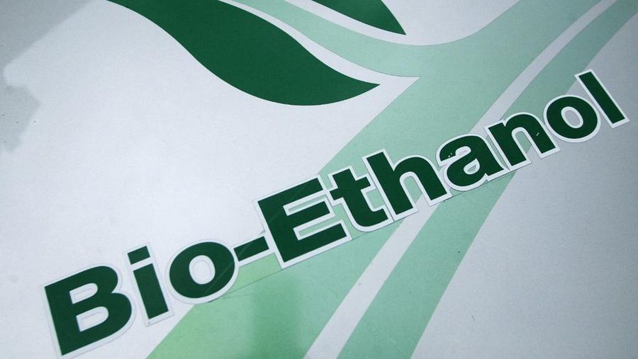 Photo taken 01 June 2006 in Chalons-en-Champagne of a bioethanol (EBS) logo on a car powered by this petrol substitute. Bioethanol fuel is mainly produced by the sugar fermentation process. 
AFP PHOTO ALAIN JULIEN (Photo by ALAIN JULIEN / AFP)