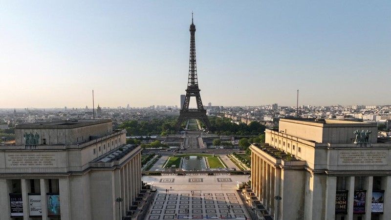 A drone view shows the Trocadero Esplanade and the Palais de Chaillot with the Eiffel Tower in the background, in Paris, France, June 19, 2026. REUTERS/Lucien Libert      TPX IMAGES OF THE DAY