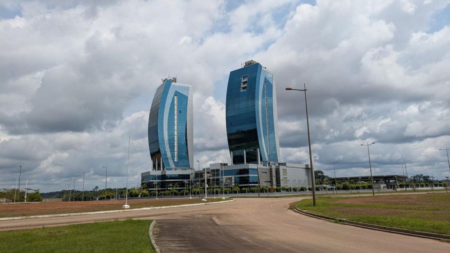 Gedung perkantoran kosong di Ciudad de la Paz. (via Micah Reddy/ICIJ)