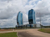 Gedung perkantoran kosong di Ciudad de la Paz. (via Micah Reddy/ICIJ)