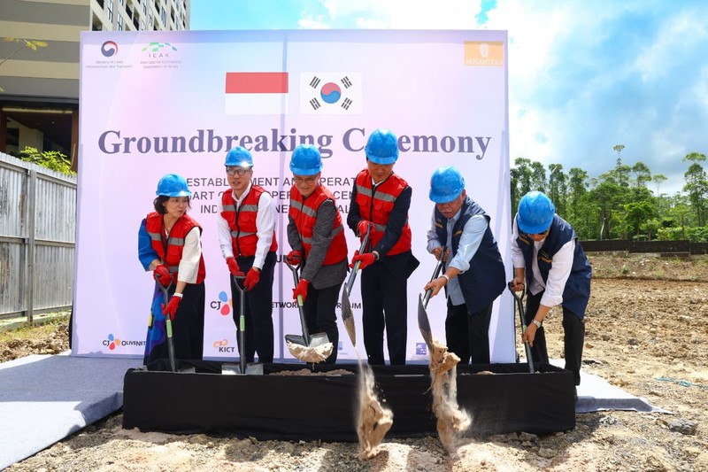 Otorita Ibu Kota Nusantara (IKN) bersama Pemerintah Korea Selatan melaksanakan groundbreaking Smart City Cooperation Center (SCCC) dengan total nilai hibah kerja sama sebesar 9,9 miliar KRW atau sekitar Rp115,94 miliar. (Humas Otorita Ibu Kota Nusantara)