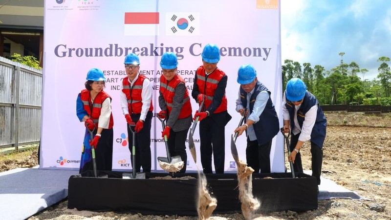 Otorita Ibu Kota Nusantara (IKN) bersama Pemerintah Korea Selatan melaksanakan groundbreaking Smart City Cooperation Center (SCCC) dengan total nilai hibah kerja sama sebesar 9,9 miliar KRW atau sekitar Rp115,94 miliar. (Humas Otorita Ibu Kota Nusant