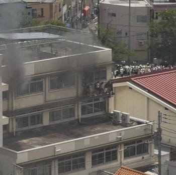 Smoke rises as students are evacuated from a primary school, after a fire broke out, in Kita city, Tokyo, Japan June 19, 2026, in this screengrab obtained from a social media video. @takanyo VIA X/via REUTERS  THIS IMAGE HAS BEEN SUPPLIED BY A THIRD