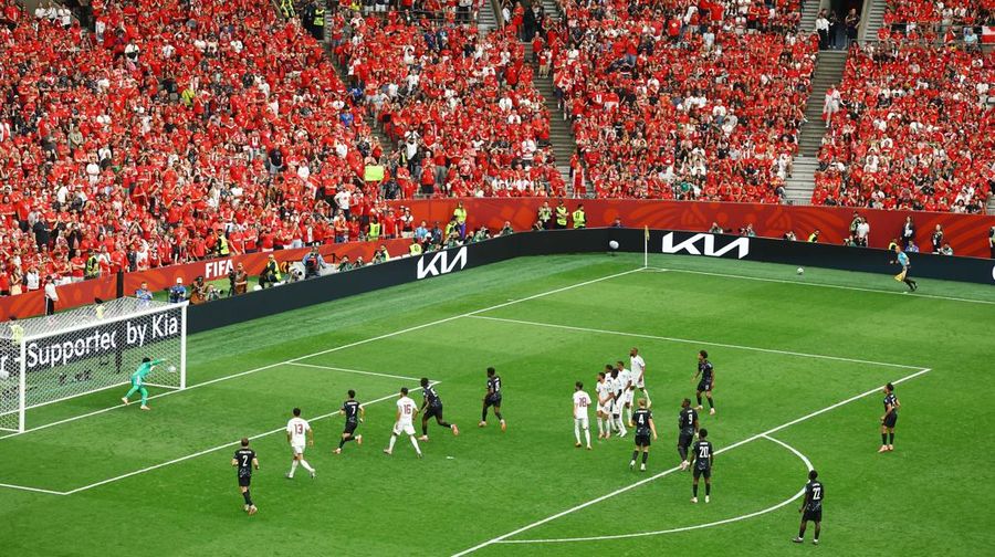 Kanada membantai Qatar dengan skor 6-0 pada laga kedua Grup B Piala Dunia 2026 di Stadion BC Place, Jumat (19/6) pagi WIB. (REUTERS/Albert Gea)