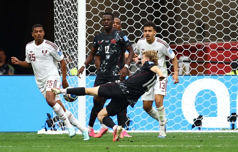 Kanada membantai Qatar dengan skor 6-0 pada laga kedua Grup B Piala Dunia 2026 di Stadion BC Place, Jumat (19/6) pagi WIB. (via Reuters/ANNE-MARIE SORVIN)