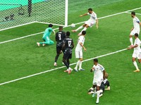 Kanada membantai Qatar dengan skor 6-0 pada laga kedua Grup B Piala Dunia 2026 di Stadion BC Place, Jumat (19/6) pagi WIB. (REUTERS/Albert Gea)