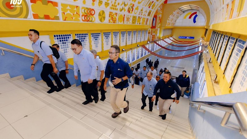 Kepala Kantor Staf Presiden Jenderal TNI (Purn) Dudung Abdurachman mengunjungi kawasan Blok M dan area konstruksi Stasiun Monas, Jakarta Pusat, Kamis (18/6/2026). (Dok. MRT)