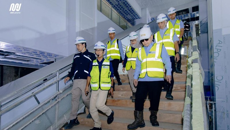 Kepala Kantor Staf Presiden Jenderal TNI (Purn) Dudung Abdurachman mengunjungi kawasan Blok M dan area konstruksi Stasiun Monas, Jakarta Pusat, Kamis (18/6/2026). (Dok. MRT)
