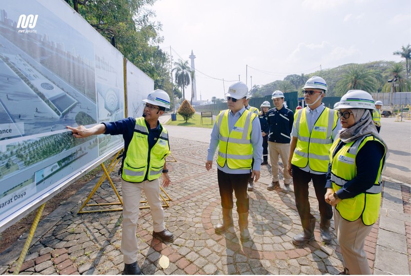 Kepala Kantor Staf Presiden Jenderal TNI (Purn) Dudung Abdurachman mengunjungi kawasan Blok M dan area konstruksi Stasiun Monas, Jakarta Pusat, Kamis (18/6/2026). (Dok. MRT)