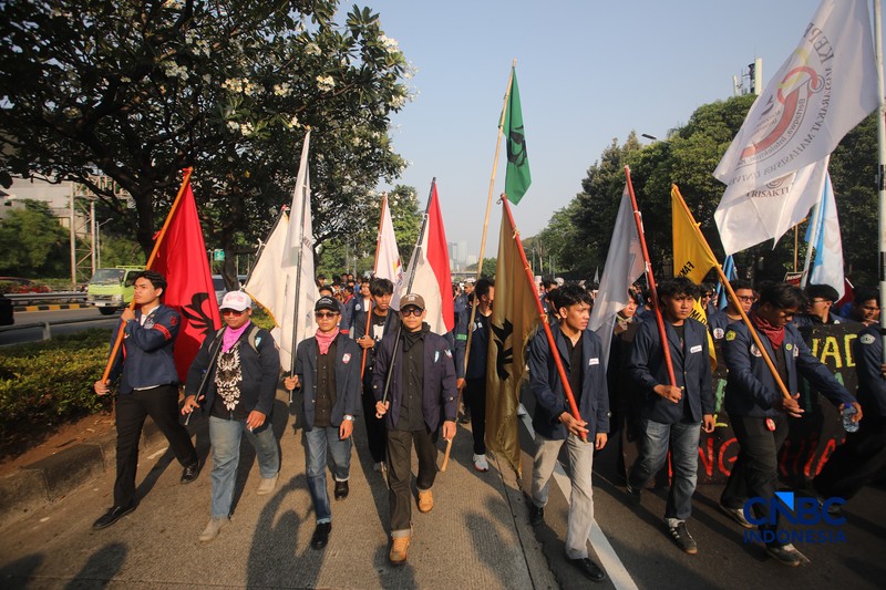 Massa dari mahasiswa  menggelar demonstrasi di depan gedung DPR RI, Jakarta, Jumat (19/6). (CNBC Indonesia/Faisal Rahman)
