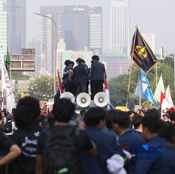 Massa dari mahasiswa  menggelar demonstrasi di depan gedung DPR RI, Jakarta, Jumat (19/6). (CNBC Indonesia/Faisal Rahman)