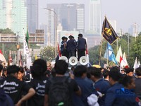 Massa dari mahasiswa  menggelar demonstrasi di depan gedung DPR RI, Jakarta, Jumat (19/6). (CNBC Indonesia/Faisal Rahman)
