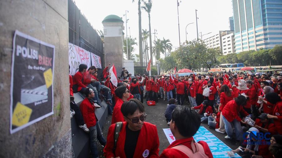 Massa dari mahasiswa  menggelar demonstrasi di depan gedung DPR RI, Jakarta, Jumat (19/6). (CNBC Indonesia/Faisal Rahman)