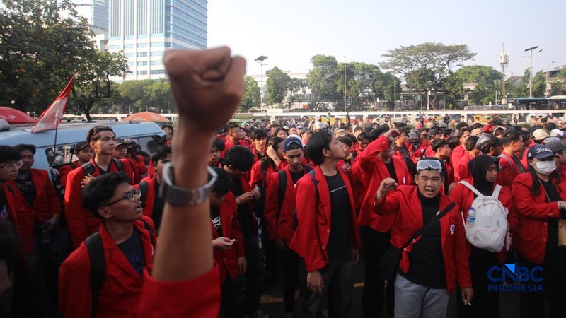 Massa dari mahasiswa  menggelar demonstrasi di depan gedung DPR RI, Jakarta, Jumat (19/6). (CNBC Indonesia/Faisal Rahman)
