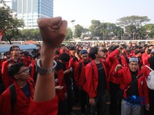 Foto: Aksi unjuk rasa mahasiswa di depan Gedung DPR/MPR/DPD, Senayan, Jakarta, beberapa waktu lalu. (CNBC Indonesia/Faisal Rahman)